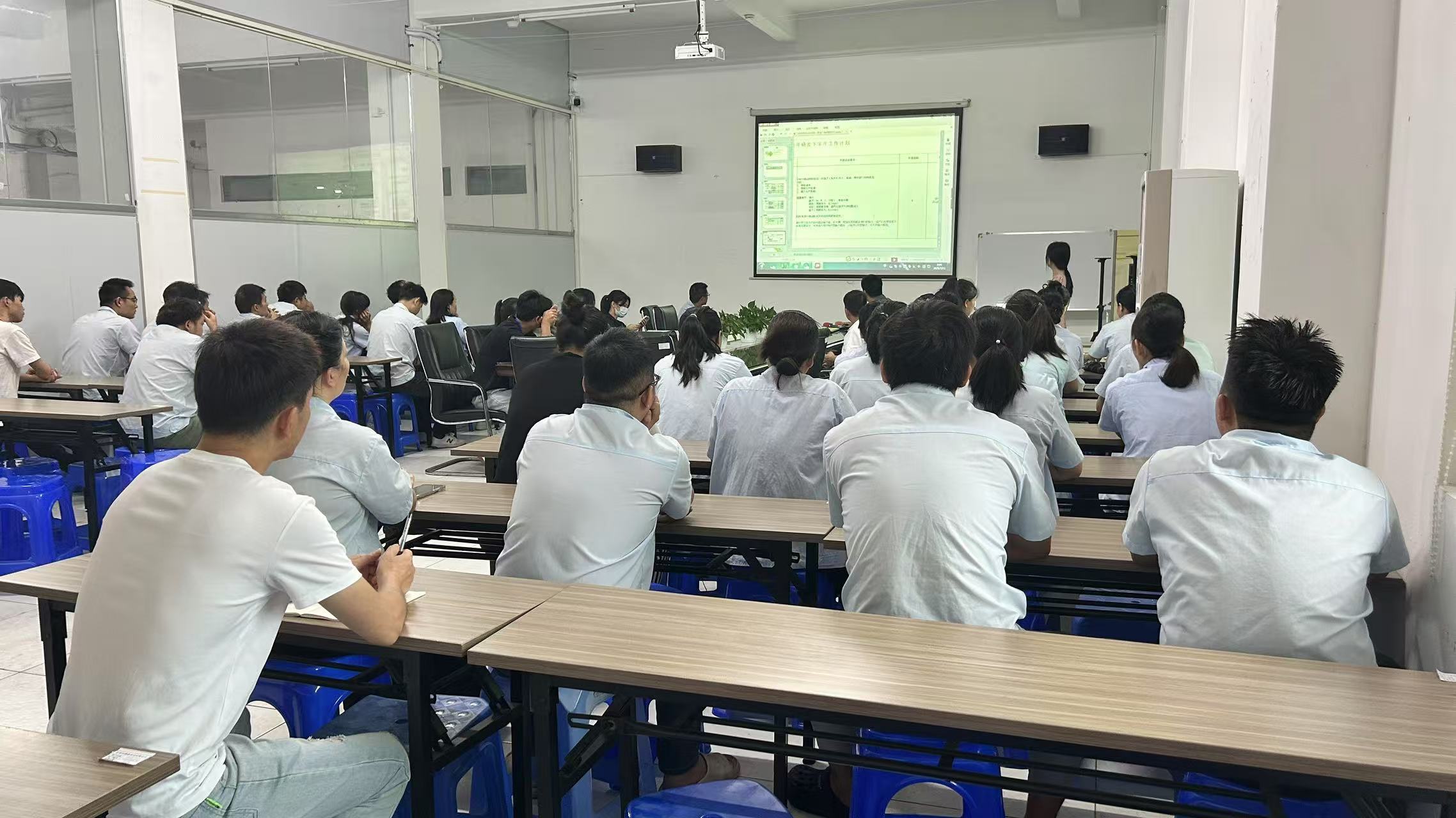 德威开关召开中层以上干部年中总结大会